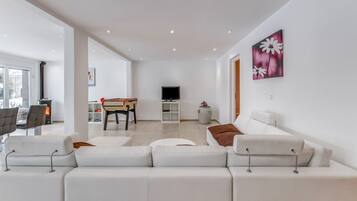 Televisión, reproductor de DVD, futbolito y estéreo