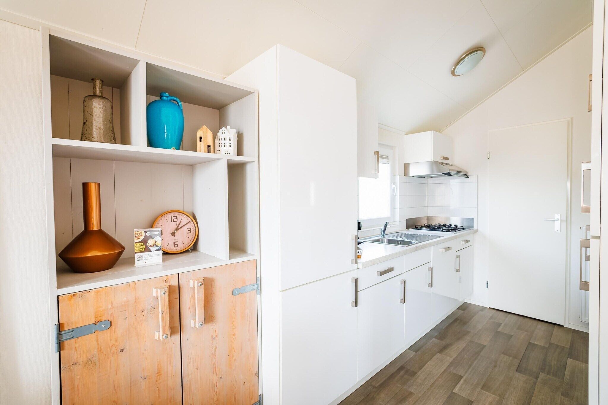 Een magnetron, een vaatwasser, een koffiezetapparaat/waterkoker