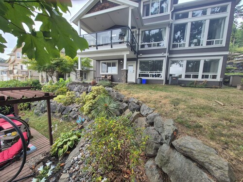 Scenic 2 bedroom walkout suite with hot-tub and outdoor pool, across from Park.