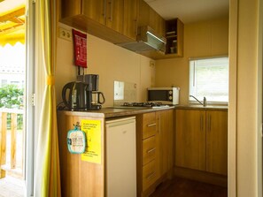Kühlschrank, Mikrowelle, Herdplatte, Wasserkocher mit Kaffee-/Teezubehör