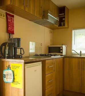 Réfrigérateur, micro-ondes, plaque de cuisson, cafetière/bouilloire