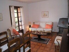 TV, DVD player - Villa in Provence with Pool and Vineyard Views (Saint-Antonin-du-Var)