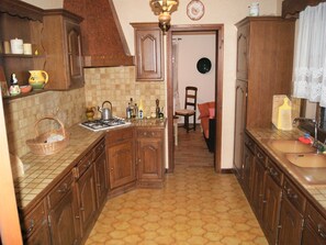 Wasserkocher mit Kaffee-/Teezubehör, Kühlschrank, Mikrowelle, Ofen
