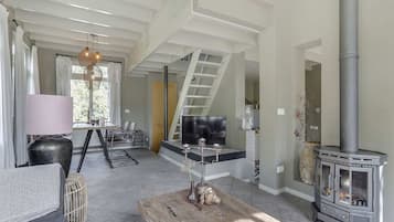 Een televisie, een open haard en een dvd-speler