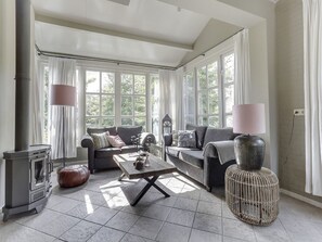 Télévision, cheminée, lecteur de DVD