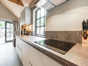 Réfrigérateur, micro-ondes, plaque de cuisson, lave-vaisselle