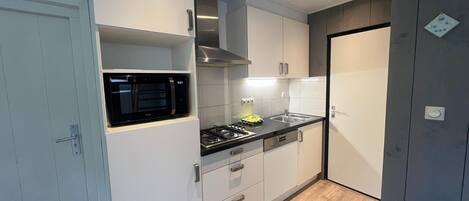 Fridge, microwave, stovetop, dishwasher