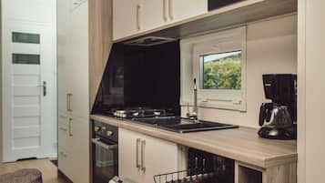 Fridge, microwave, dishwasher, coffee/tea maker