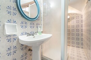 Bathtub, bidet