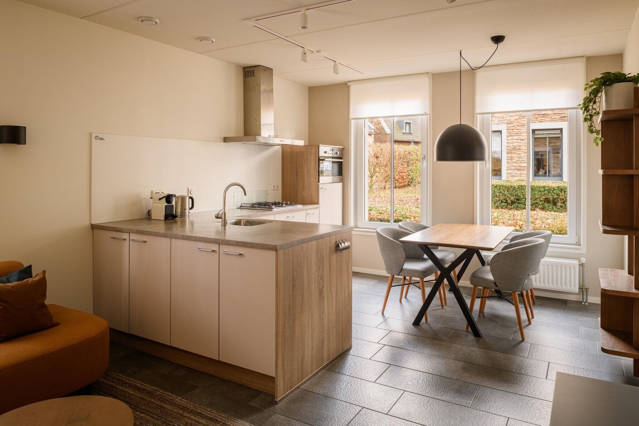 Kühlschrank, Mikrowelle, Herdplatte, Geschirrspüler