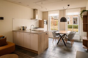 Réfrigérateur, micro-ondes, plaque de cuisson, lave-vaisselle