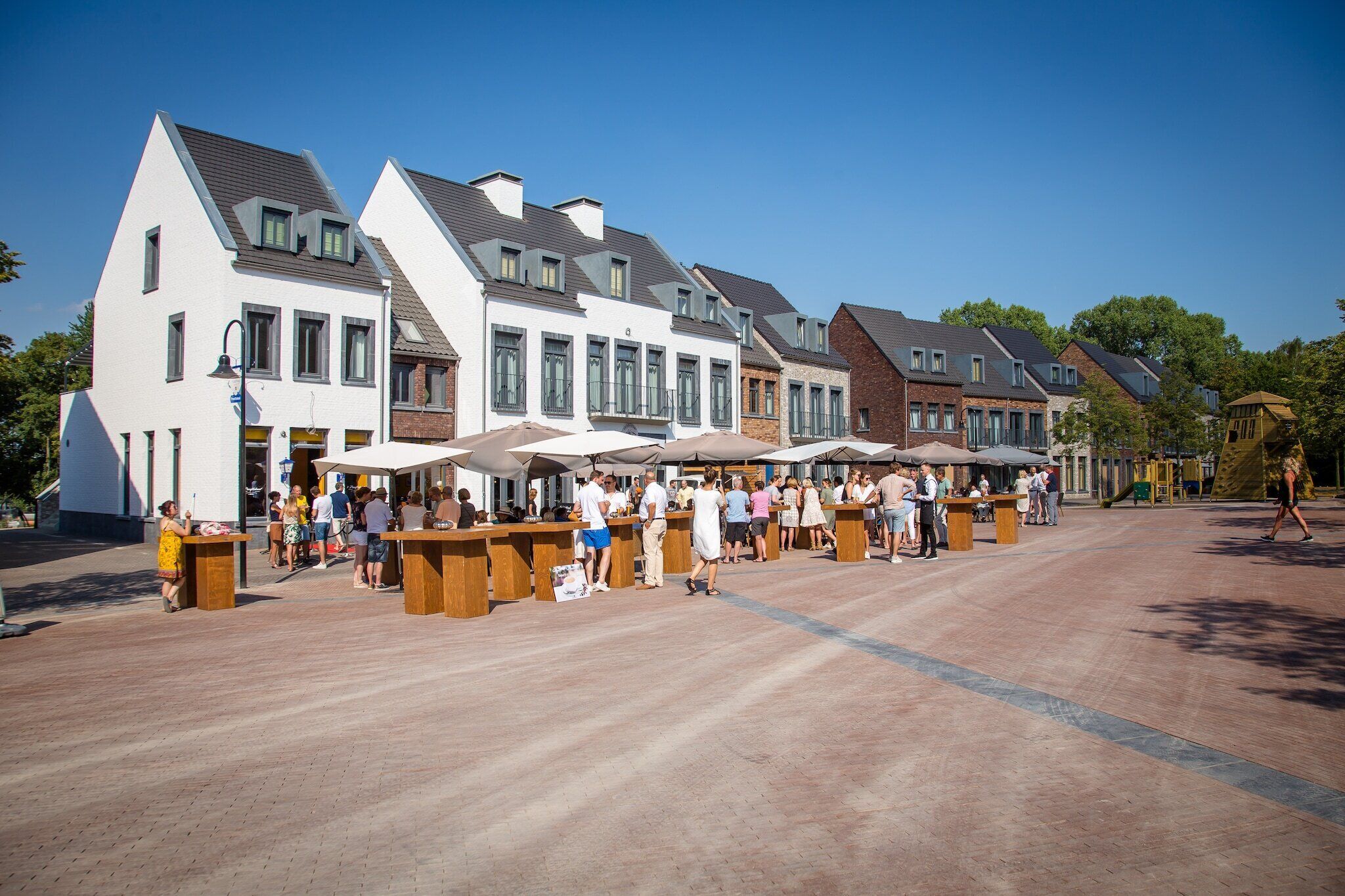 Una hilera de edificios de estilo europeo tradicional con un espacio abierto central para socializar.