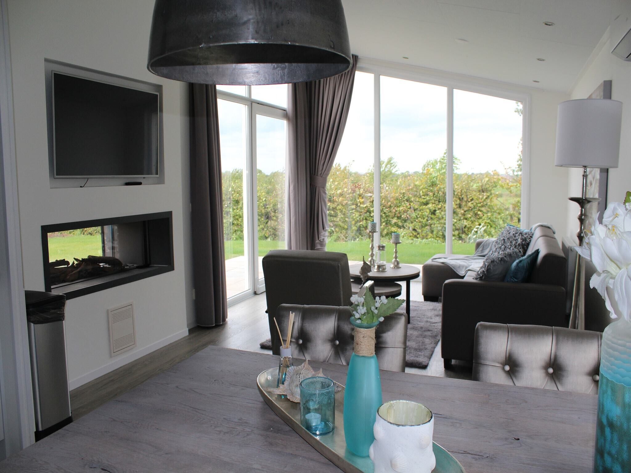 Een televisie en een open haard