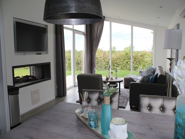 Télévision, cheminée