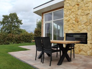 Outdoor dining - Cozy Garden Home w/ Fireplace (Bemelen)