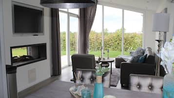 Een televisie en een open haard