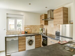 Een koelkast, een microgolfoven, een oven, een vaatwasser