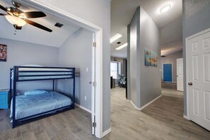 4 soverom, strykejern/-brett, reiseseng for barn og wi-fi (inkludert)