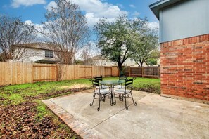 Outdoor dining - Nearby Shopping & Restaurants Modern Safe Comfy Full-Stocked 4BR/2BA (Cedar Park)