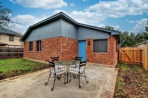 Outdoor dining - Spacious Cedar Park Home Close to Shopping (Cedar Park)