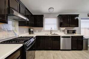 Fridge, microwave, oven, stovetop - Nearby Shopping & Restaurants Modern Safe Comfy Full-Stocked 4BR/2BA (Cedar Park)