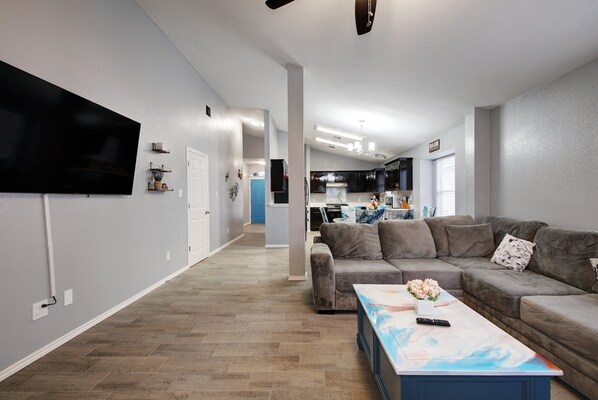 Smart TV - Nearby Shopping & Restaurants Modern Safe Comfy Full-Stocked 4BR/2BA (Cedar Park)