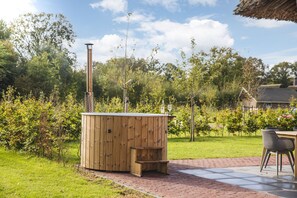 Outdoor dining - Cozy Farm Stay for Groups (Zuna)