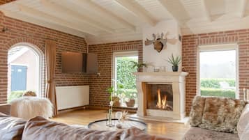 Een smart-tv en een open haard