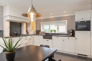 Fridge, microwave, oven, stovetop - Cozy Farm Stay for Groups (Zuna)