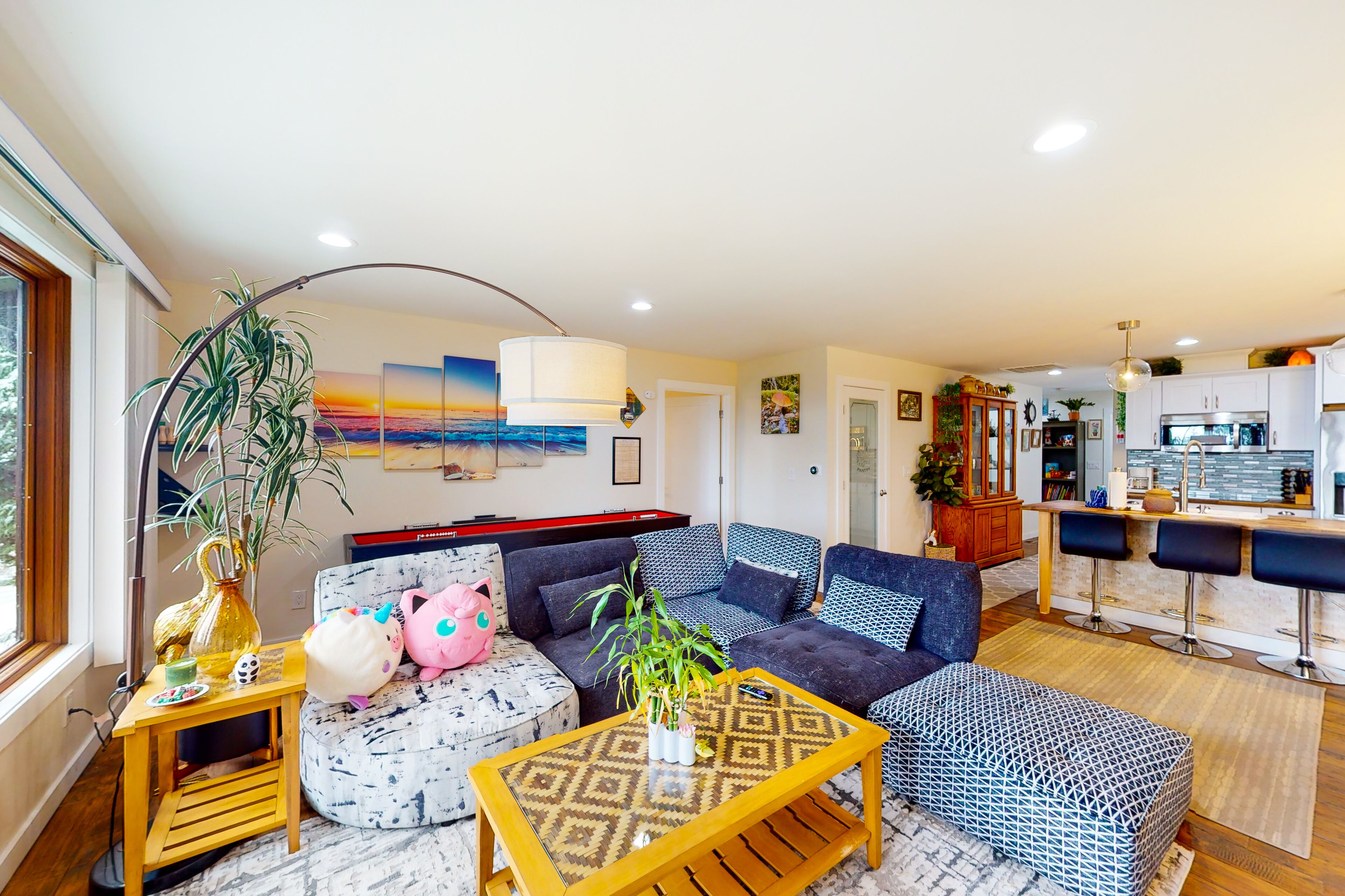 Vibrant, dog-friendly stay with private hot tub, washer/dryer & fireplace
