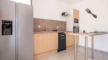 Een koelkast, een microgolfoven, een oven, een kookplaat