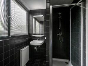 Bathtub, towels