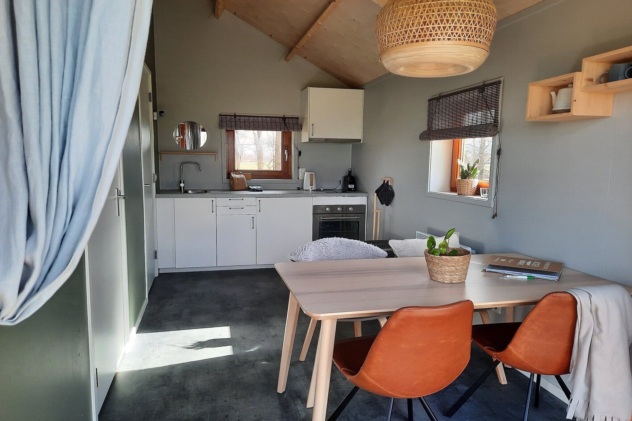 Fridge, oven, stovetop, coffee/tea maker