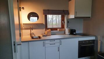 Kühlschrank, Ofen, Herdplatte, Wasserkocher mit Kaffee-/Teezubehör