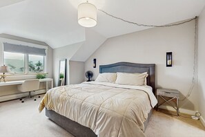 3 bedrooms, desk, internet, bed sheets