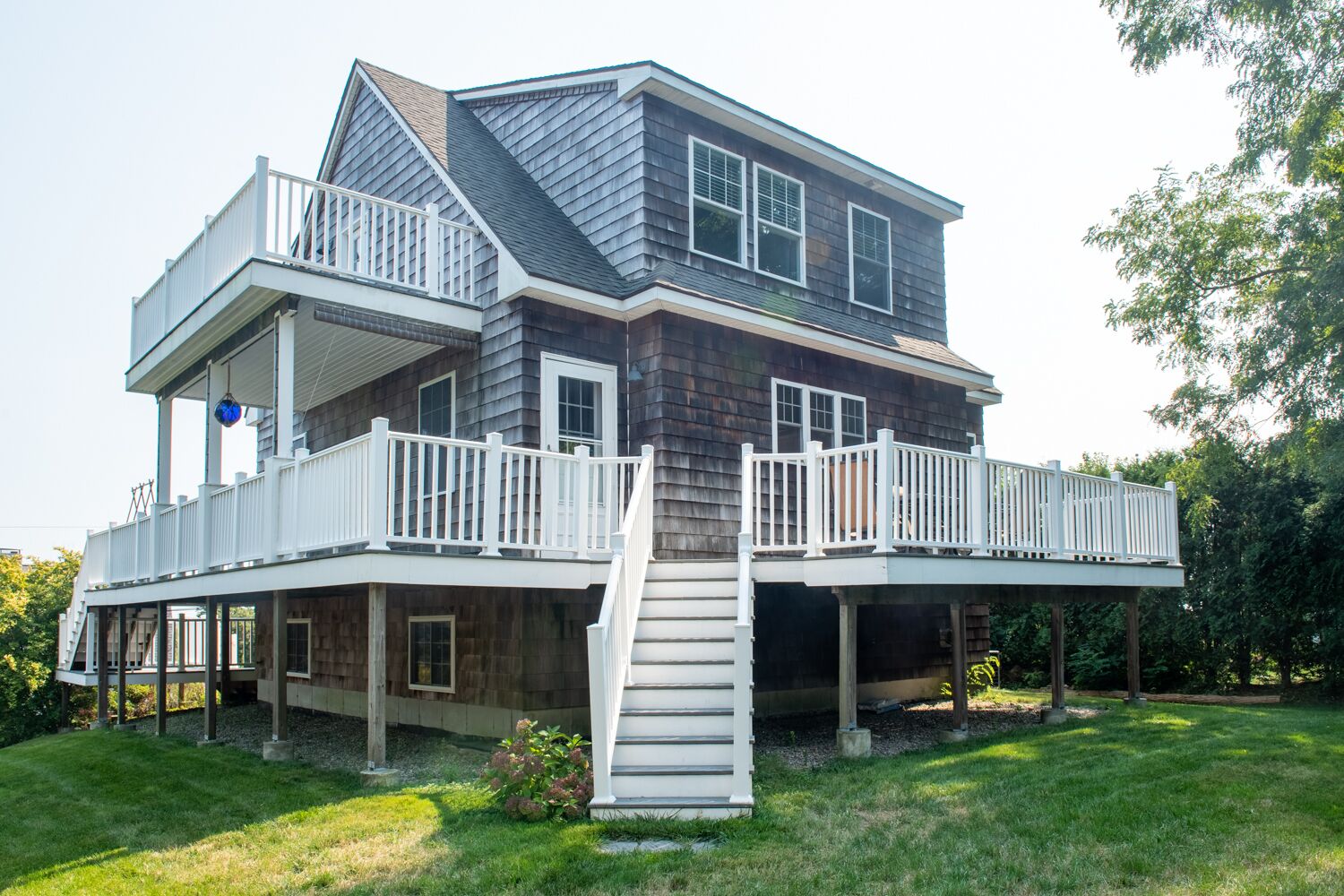 Enjoy views of Narragansett Bay, minutes to Newport