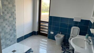 Camera | Bagno | Doccia, soffione a pioggia, asciugacapelli, bidet