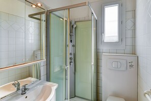 Shower - Gîte in a holiday park with pool (Saint-Savinien)