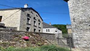 Un bâtiment en pierre, de style architectural traditionnel, caractérisé par une façade en pierre et un toit à forte pente.