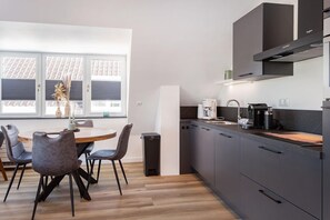Refrigerador, microondas, parrilla de estufa y lavavajillas