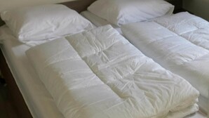 A bed with white bedding and a wooden headboard. - Peaceful Forest Chalet (Elst)