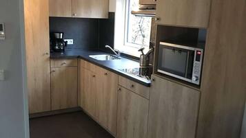 Een magnetron, een vaatwasser, een koffiezetapparaat/waterkoker