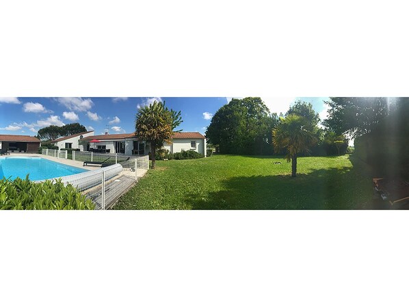 Piscina aquecida, espreguiçadeiras