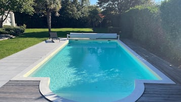 Piscine chauffée, chaises longues