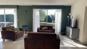 Ein Wohnzimmer mit zwei Sofas, einem kleinen Tisch und einem Schrank.