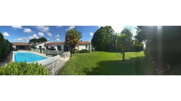 Piscine chauffée, chaises longues