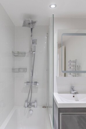 Bathroom - Peaceful 2 Bedroom Flat in West Kensington (London)