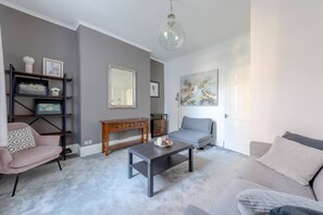 Basic Apartment, 2 Double Beds | Interior - Peaceful 2 Bedroom Flat in West Kensington (London)