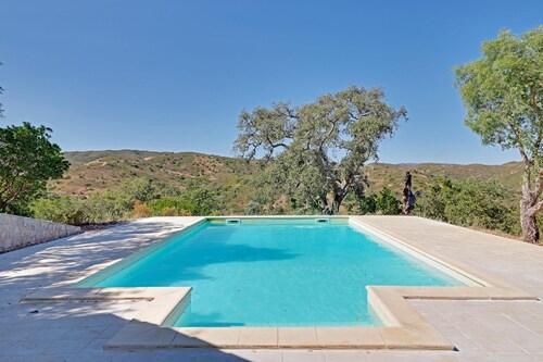 Villa Eiras Altas Grande by Portucasa