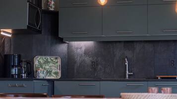 Réfrigérateur, micro-ondes, plaque de cuisson, lave-vaisselle